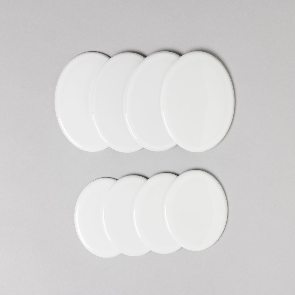 The porcelain plaques for the perfect ceramic decal. The shape is round.