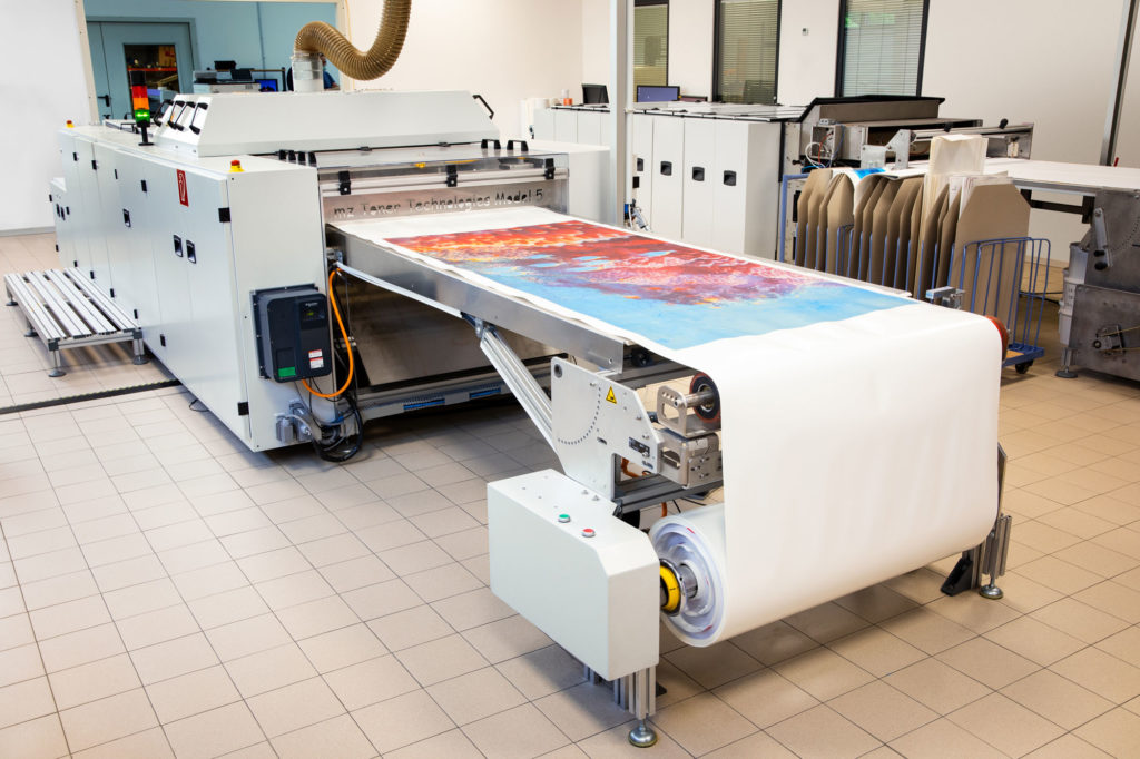 Das Bild zeigt ein keramisches Abziehbild mit Meeres-Motiv. Die Druckmaschine Ceramic Printer 5C druckt keramische Decals im Großformat.