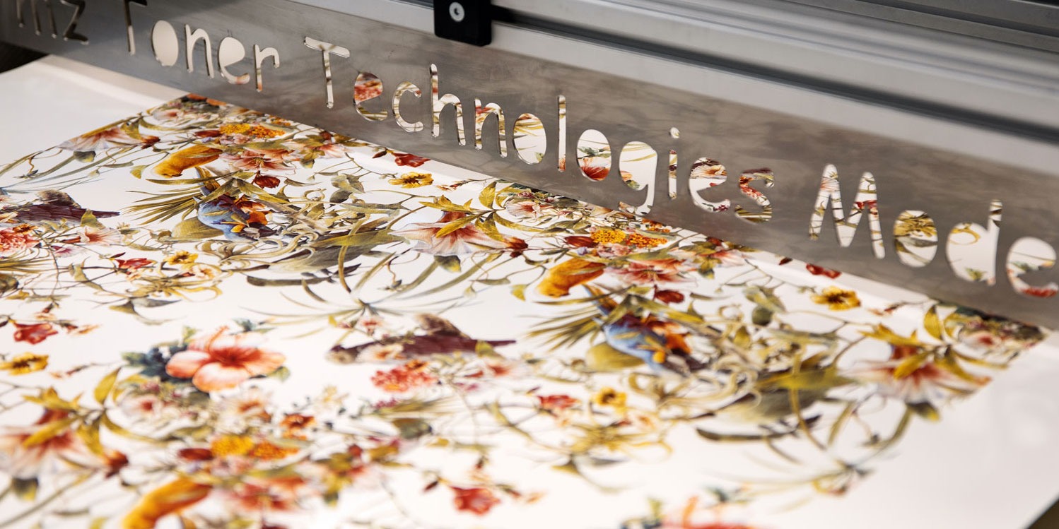 L'image montre une décalcomanie céramique avec un motif floral. La machine d'impression Ceramic Printer 5C imprime des décalcomanies céramiques en grand format.