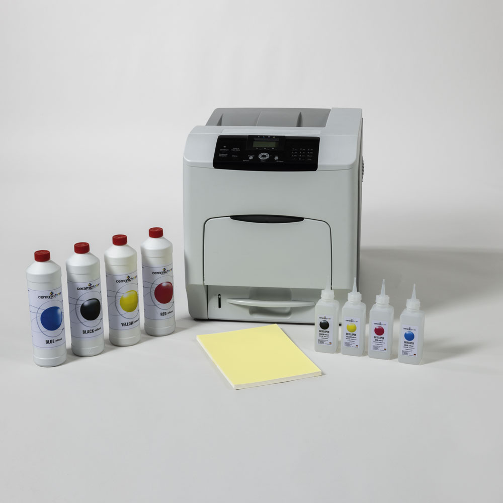 Ceramictoner Ceramic Printer DIN A4 est une imprimante qui permet d'imprimer des décalcomanies céramiques. Elle est remplie avec des toners céramiques de la société mz Toner.