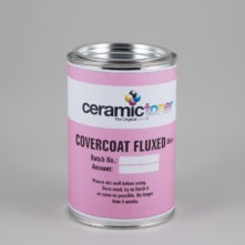 Ceramictoner Covercoat Fluxed Glass est un vernis avec fondant pour verre. Le vernis se trouve dans une boîte et convient pour une application sur le verre. Le vernis est de couleur magenta.