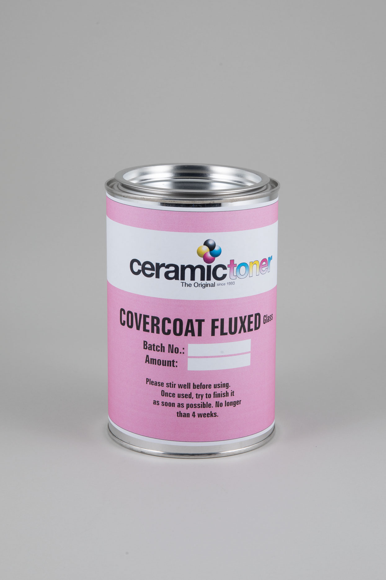 Ceramictoner Covercoat Fluxed Glass est un vernis avec fondant pour verre. Le vernis se trouve dans une boîte et convient pour une application sur le verre. Le vernis est de couleur magenta.