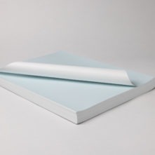 Le papier laminé Ceramictoner avec fondant sans plomb convient pour une utilisation dans l'industrie de la vaisselle. Le vernis est appliqué sur le décalque à l'aide d'un laminateur.