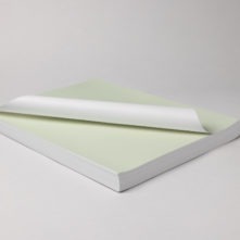 Le papier laminé de Ceramictoner avec fondant sélénium convient pour une application sur des surfaces planes. Le vernis est appliqué sur le décalque à l'aide d'un laminateur.