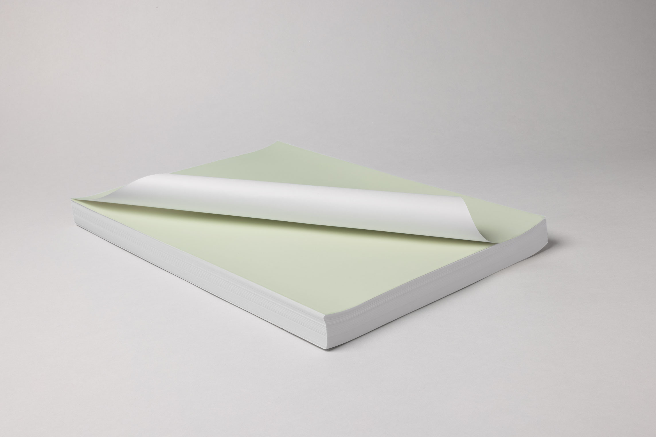 Le papier laminé de Ceramictoner avec fondant sélénium convient pour une application sur des surfaces planes. Le vernis est appliqué sur le décalque à l'aide d'un laminateur.