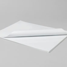 Le papier laminé de Ceramictoner sans fondat convient pour des décorations sans bord de fondat. Le vernis est appliqué sur la décalcomanie à l'aide d'un laminateur.