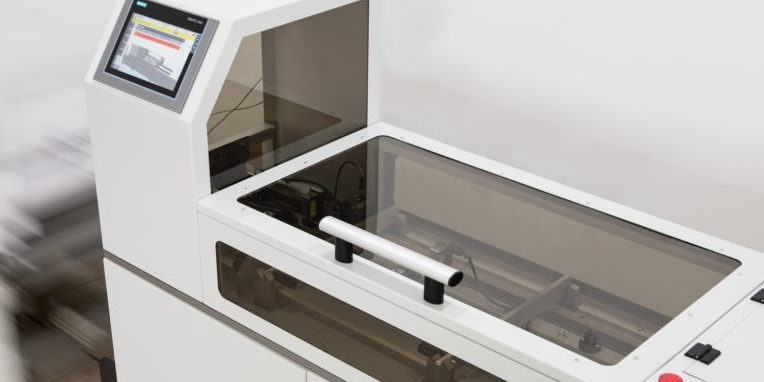 L'image montre la machine d'impression céramique Ceramic Decal Printer MC. Elle imprime des décalcomanies céramiques pour les décors de l'industrie de la vaisselle. Huit ou jusqu'à douze couleurs céramiques sont possibles.