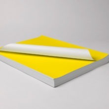 La carta laminata Ceramictoner con con fondente per alte temperature è adatta per decalcomanie ad alta temperatura. La vernice viene applicata alla decalcomania con un laminatore.