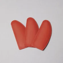 La racla in gomma viene utilizzata per la decorazione dell'immagine nas-slide, detta anche decalcomania, sulla lastra. Le spatole sono disponibili in diversi livelli di durezza.