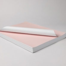 Ceramictoner Laminatpapier mit Glasfluss eignet sich für Anwendung auf Glas. Der Lack wird mit Hilfe eines Laminators auf das Abziehbild aufgetragen.