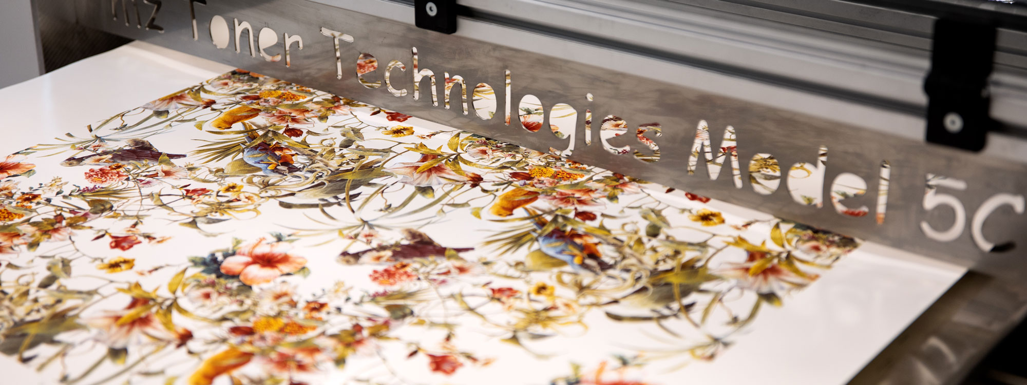 Das Bild zeigt ein keramisches Abziehbild mit Blumenmotiv. Die Druckmaschine Ceramic Printer 5C druckt keramische Decals im Großformat.